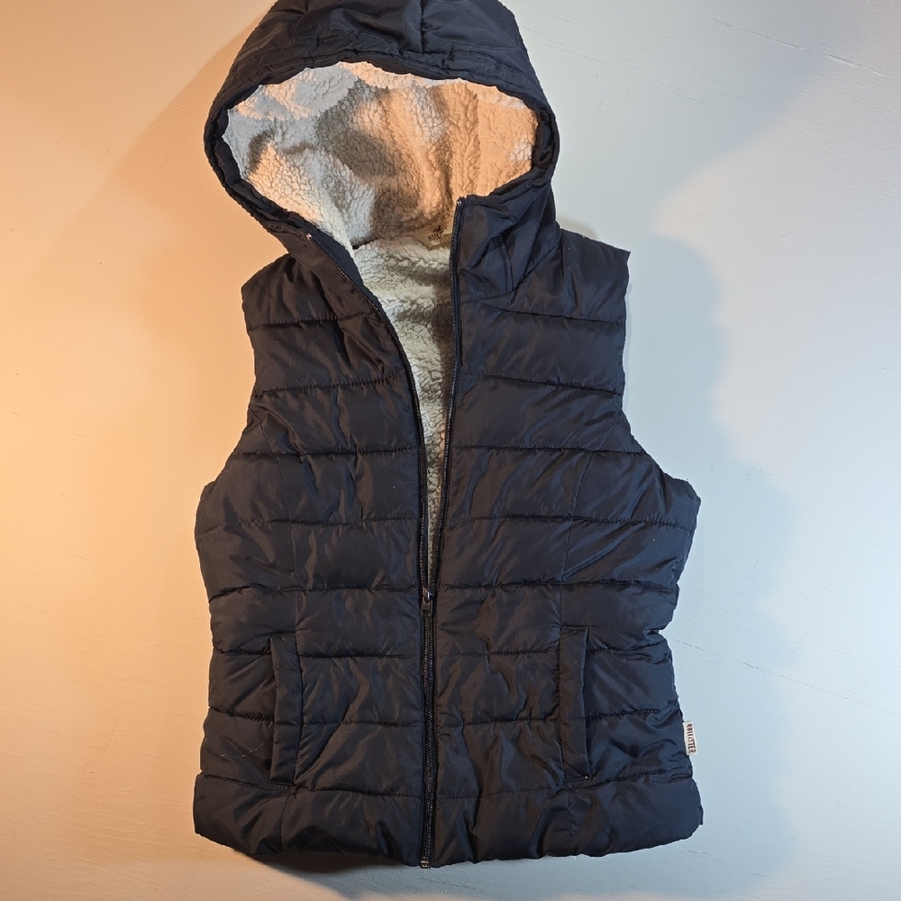 Hollister Womens Navy Puffer Vest With Cream Sherpa Lining Size Medium